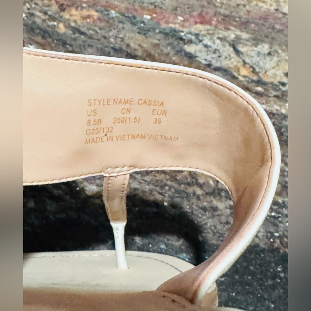 🚨SOLD🚨 KATE SPADE NEW YORK Cassia NEW White Patent Thong Flats Sandals Size 8.5 - Picture 5 of 16